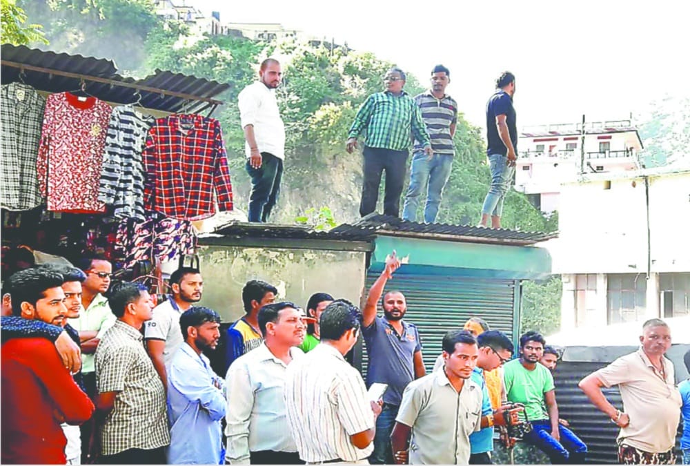 Shopkeepers Sprinkle petrol on their body against removing Encroachment