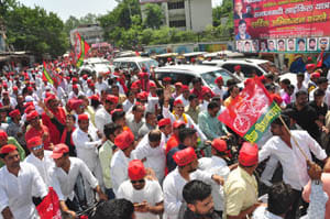 sarkar ke kilaf sadak pr aay sapai