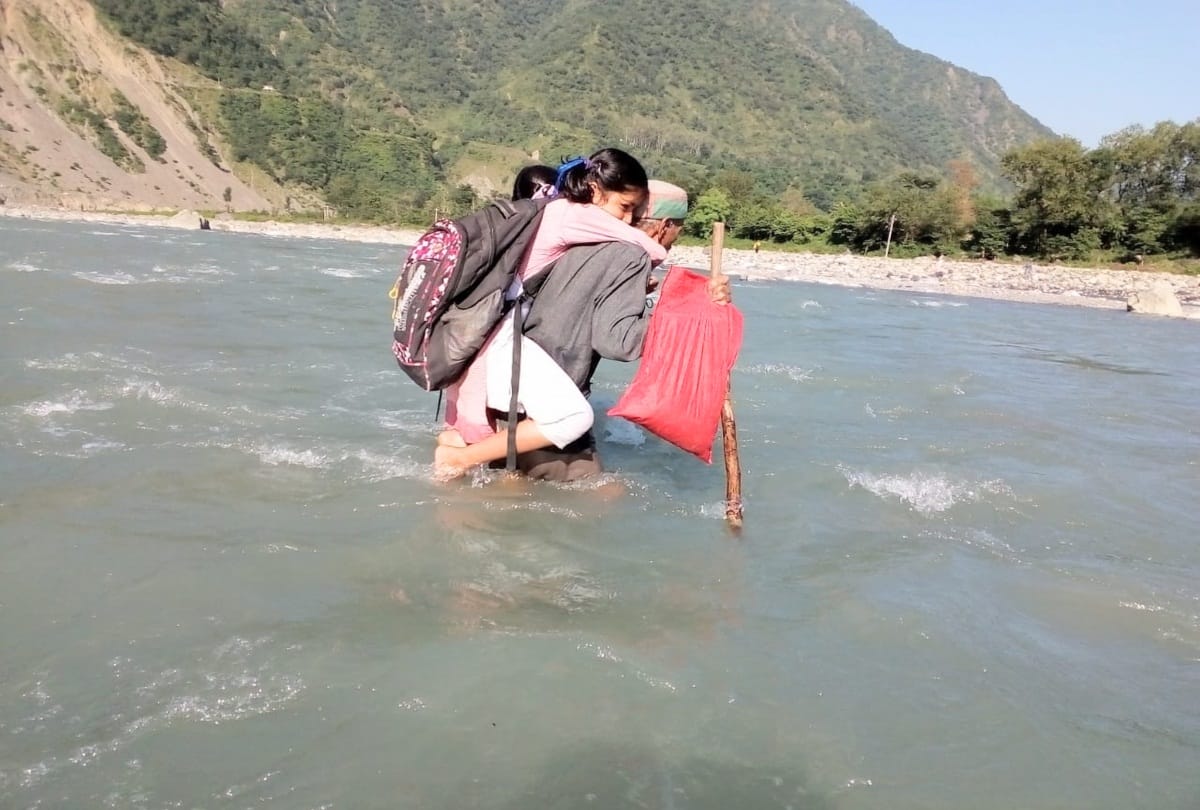 Chhachtee children put their life in the risks every day to reach school