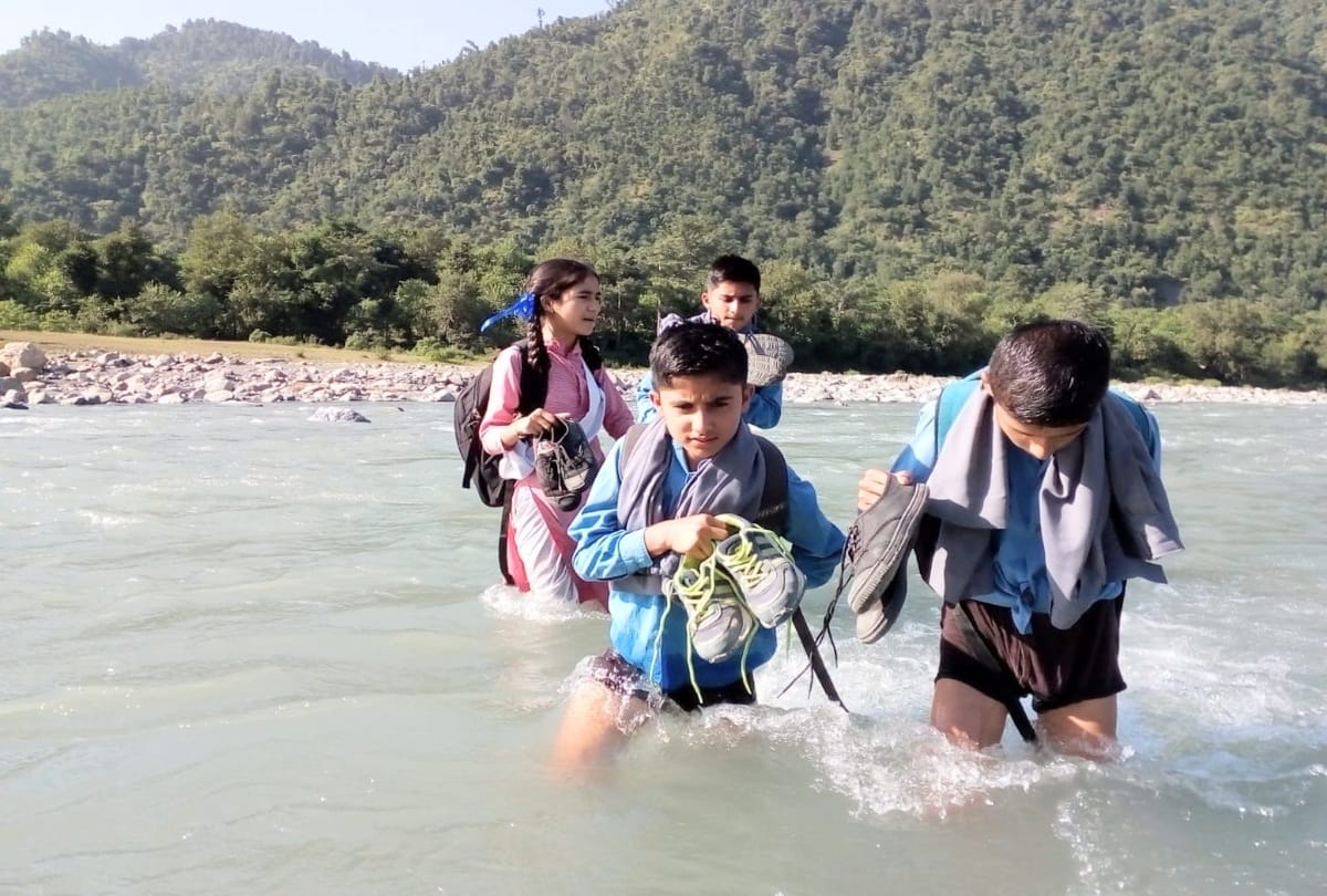 Chhachtee children put their life in the risks every day to reach school