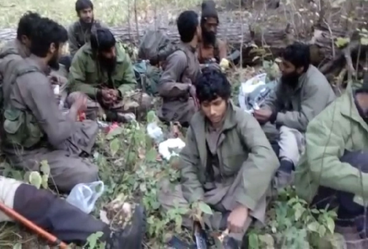 fourteen militants of pakistan origin enter indian territory from tangdhar sector.