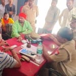 अदर्ली बाजार पुलिस चौकी  में जमा भीड़