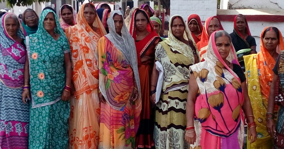 केस दर्ज न होने पर महिलाओं ने किया थाने का घेराव