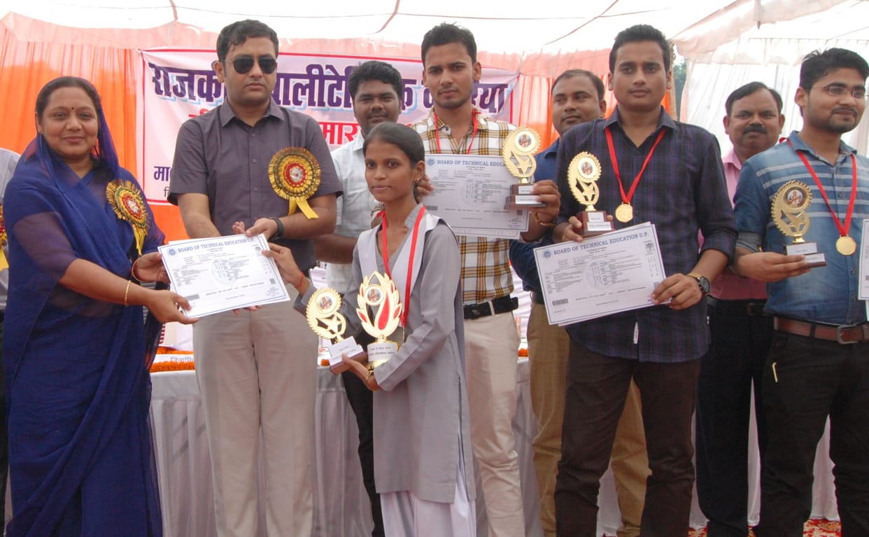 बेहतर प्रदर्शन पर मेडल से सम्मानित हुए भावी इंजीनियर