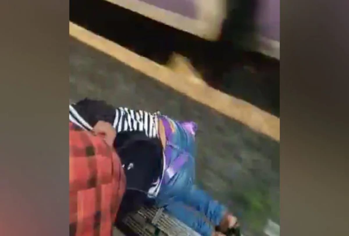 Video being viral of a girl who fall off from running train in mumbai