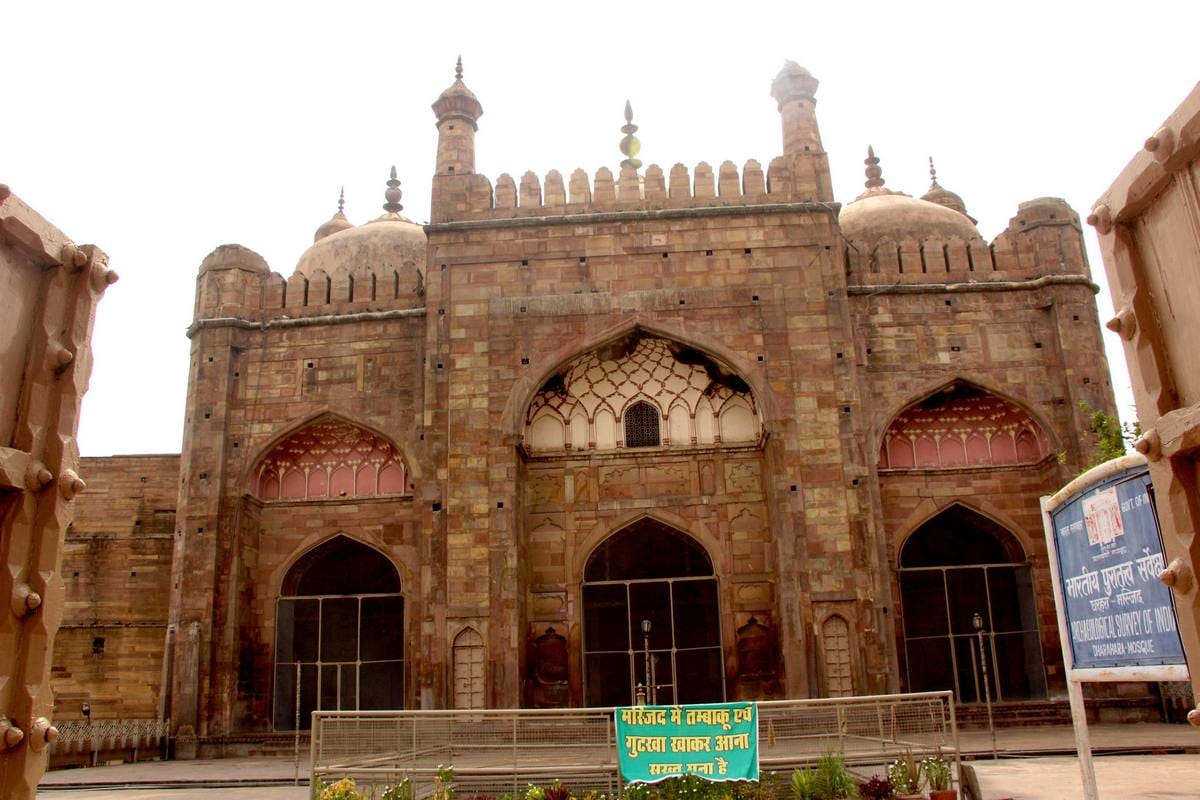 Alamgir mosque is a great piece of Mughal Empire