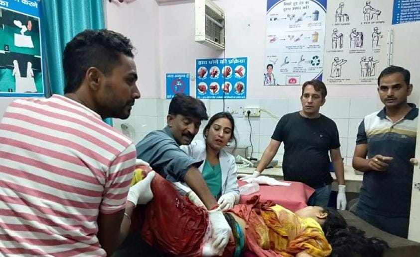 प्रवासी युवती ने तेजधार हथियार से खुद को किया घायल