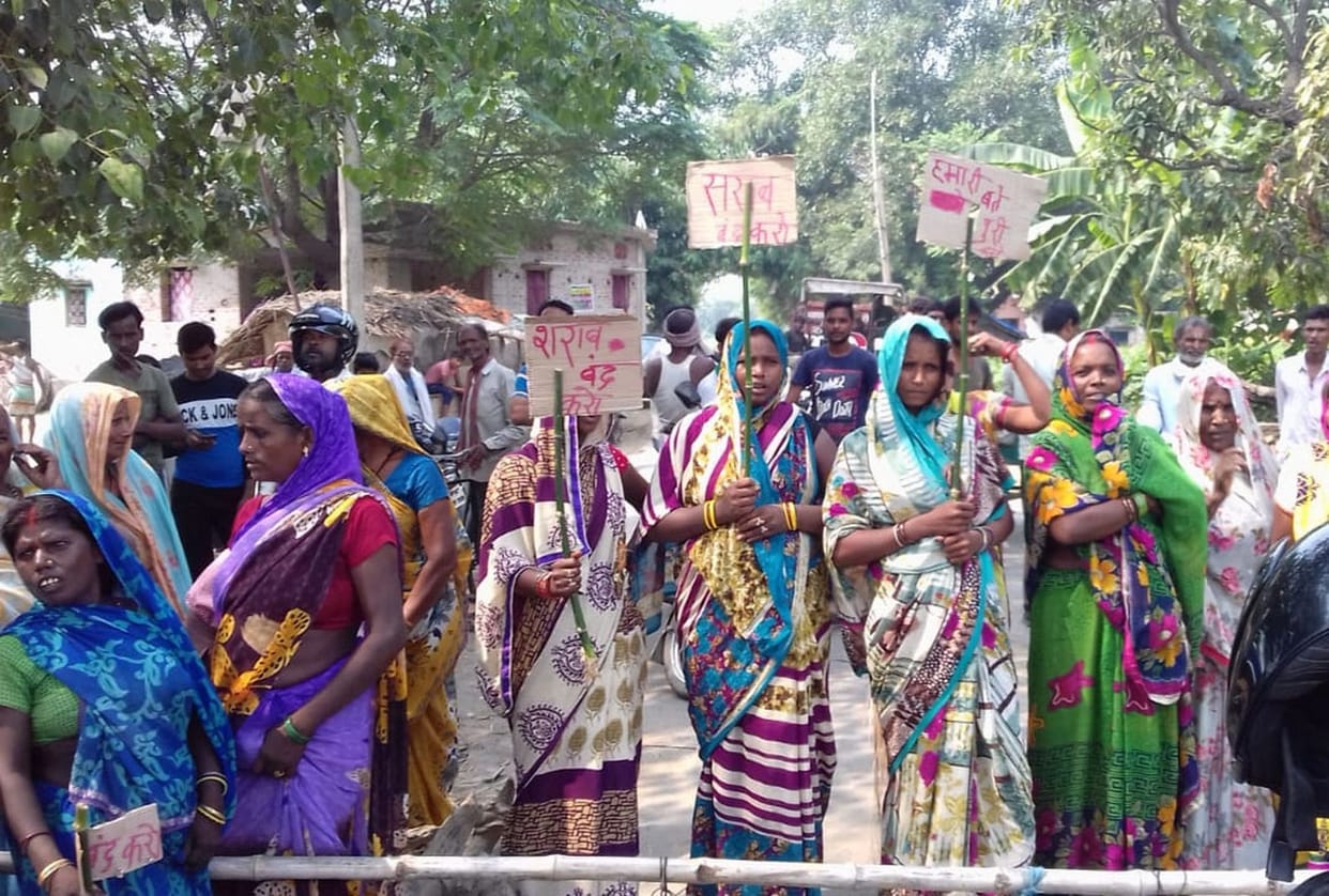 कच्ची के खिलाफ महिलाएं की सड़क जाम , नही बिकने के आश्वासन पर हटा जाम