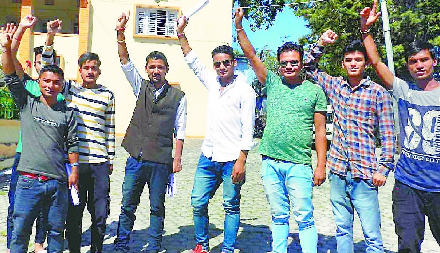 NSUI demonstration to stop illegal sale of liquor