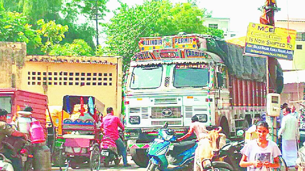 During no entry, trucks are entered inside by police