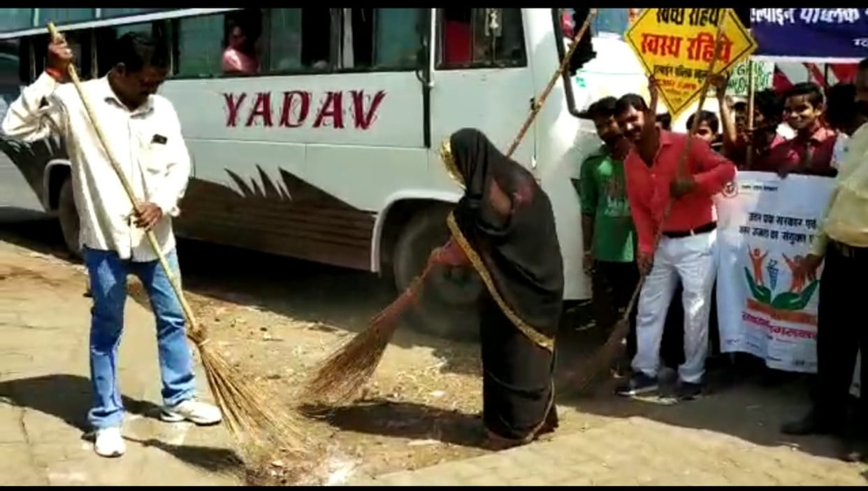 Swachhta jagrukta pahal movement by Amar Ujala and UP Government in Jhansi