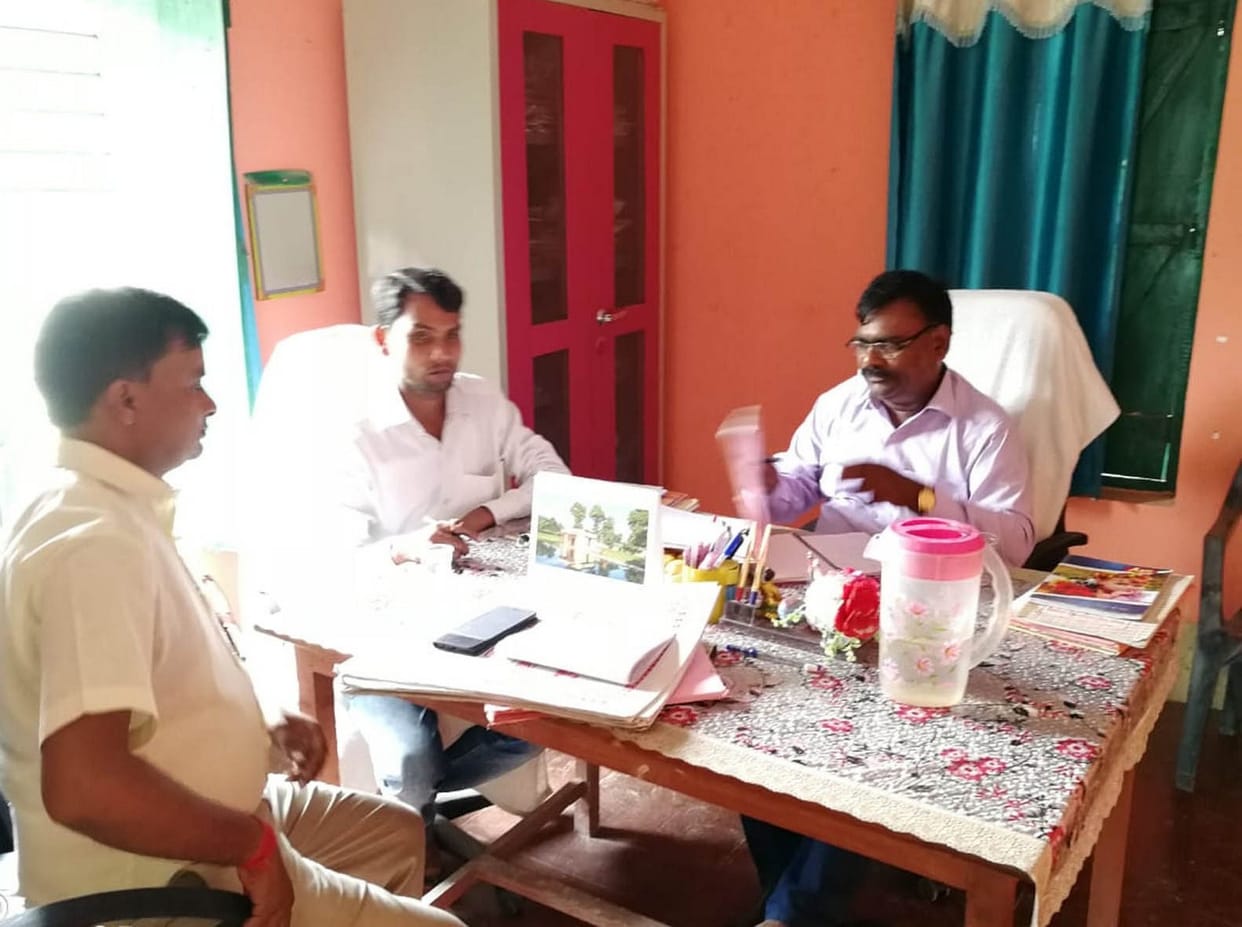 पूर्व माध्यमिक विद्यालय कोल्हुआ में केवल सात बच्चे ही मिले उपस्थित