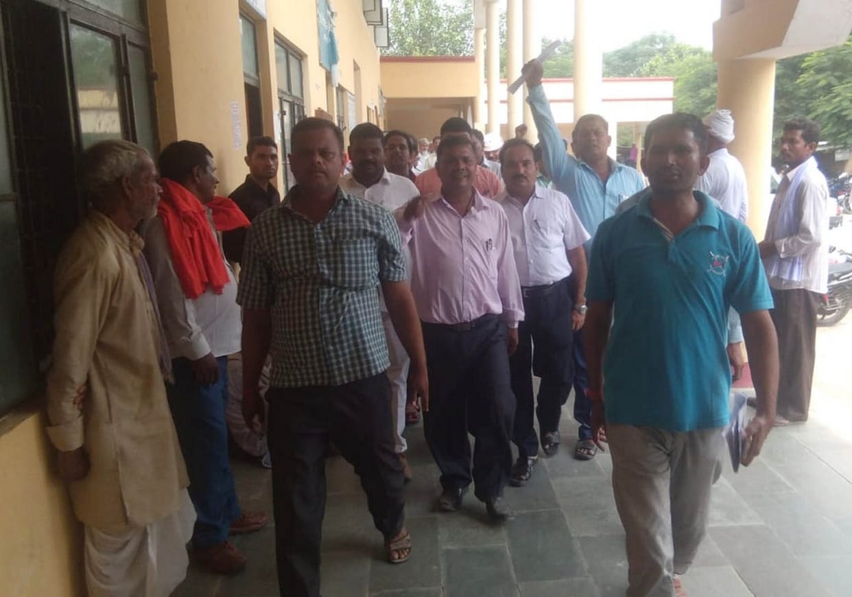 एसडीएम के खिलाफ नारेबाजी कर धरने पर बैठे अधिवक्ता