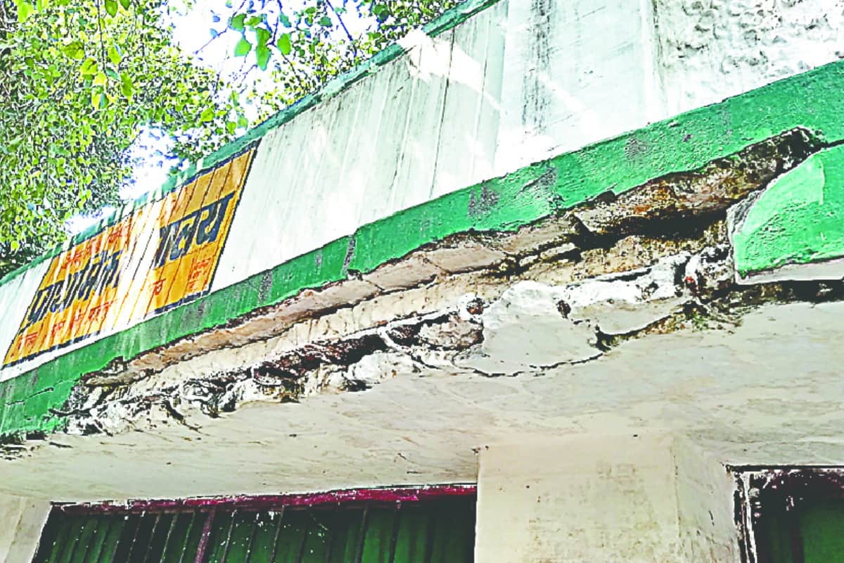 UP: 300 children In this school taking education under shabby celling