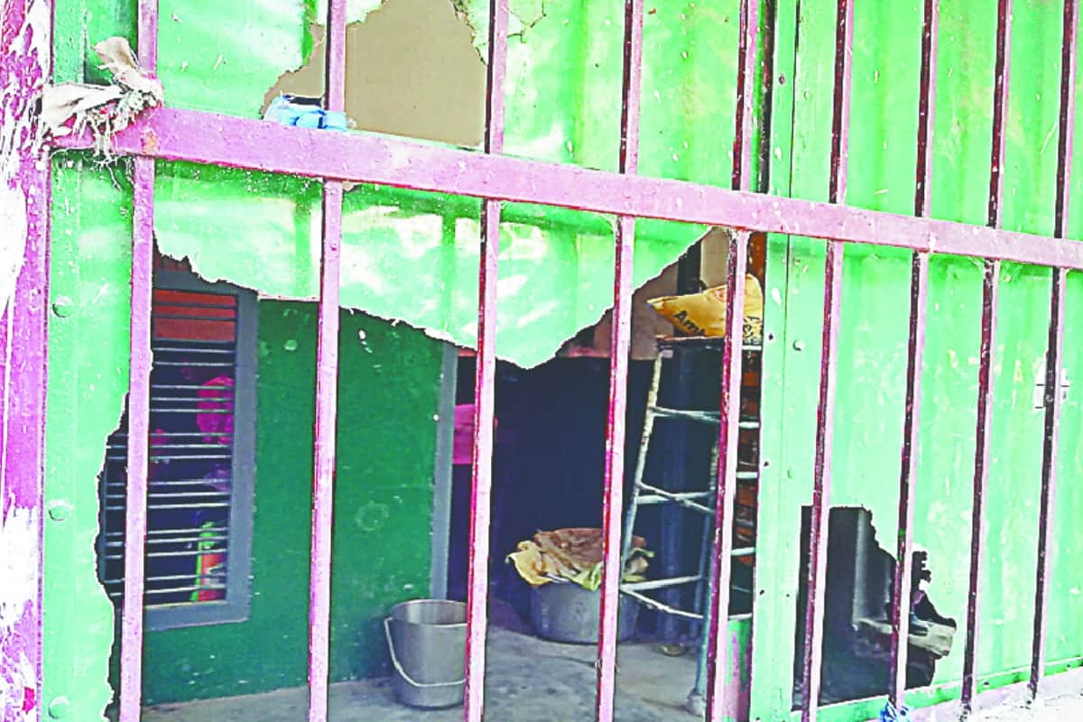 UP: 300 children In this school taking education under shabby celling
