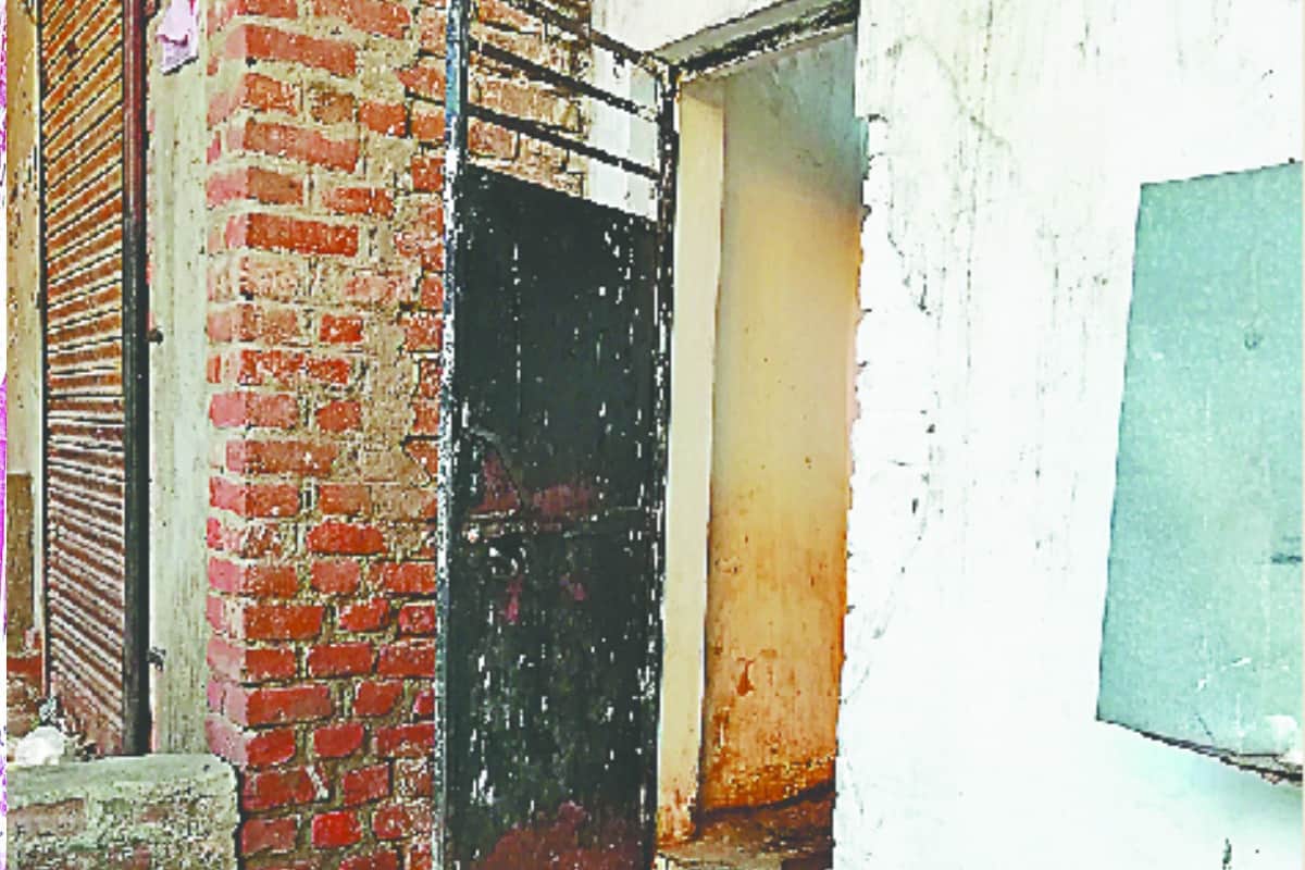 UP: 300 children In this school taking education under shabby celling