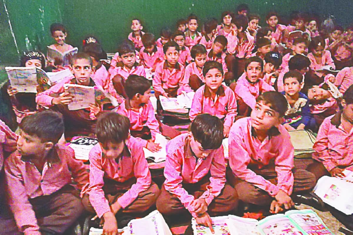 UP: 300 children In this school taking education under shabby celling