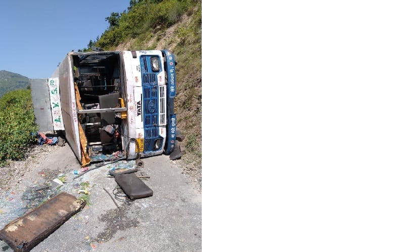 Eight people injured in roa accident