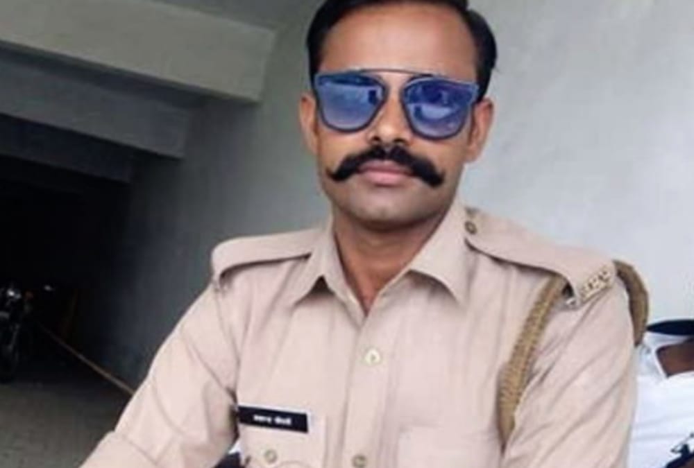 police men supports alleged of vivek tiwari murder case.