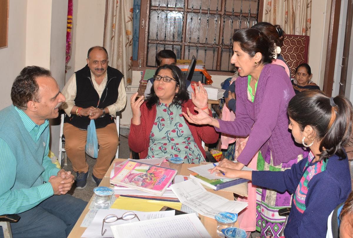 People argument with SDM Shimla Neeraj Chandla