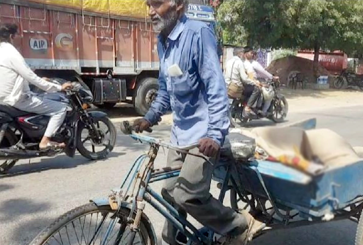 no ambulances available in hospital so son carried mother to hospital by animal carrying rickshaw