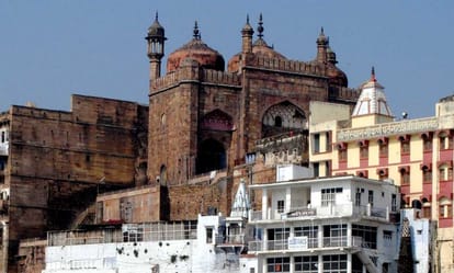 Alamgir mosque is a great piece of Mughal Empire