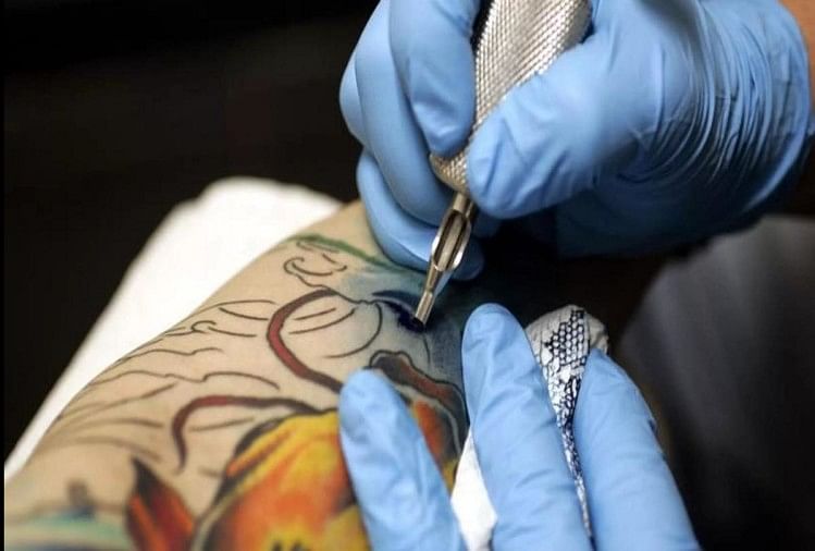 नबलग म टट क करज स डरगन घबरय टट बनन पर लगय परतबध   Dragon frightened by tattoo craze among minors ban on tattooing