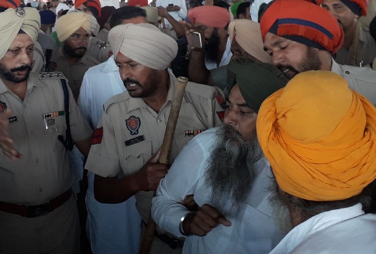 Clash between farmer and police in Bathinda