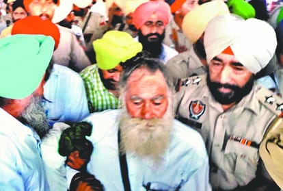 Clash between farmer and police in Bathinda