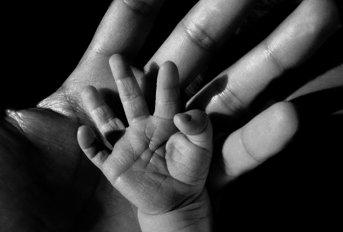 Mother gave accidentally acid in drink to her one year old child