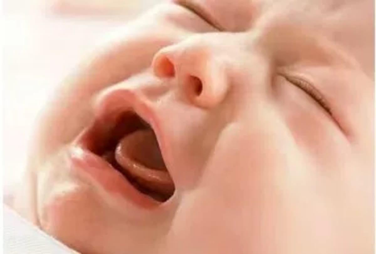 Mother gave accidentally acid in drink to her one year old child