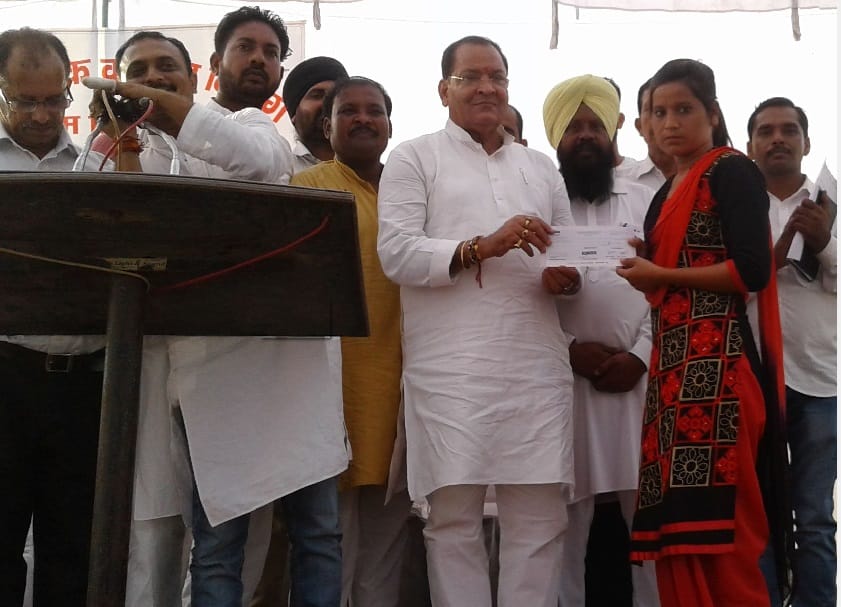 Arya distributed 25 million scholarships to 416 students