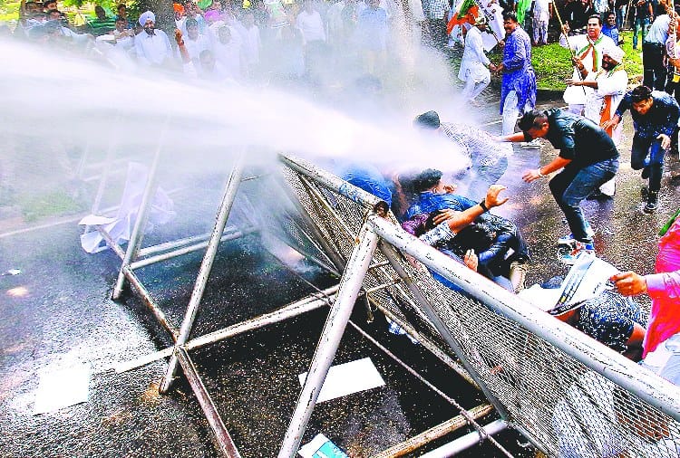 congress protest in chandigarh against rafale deal, police used water cannon