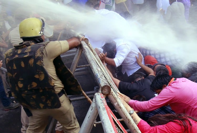 congress protest in chandigarh against rafale deal, police used water cannon