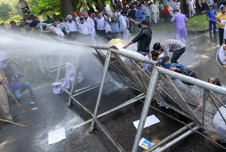 congress protest in chandigarh against rafale deal, police used water cannon