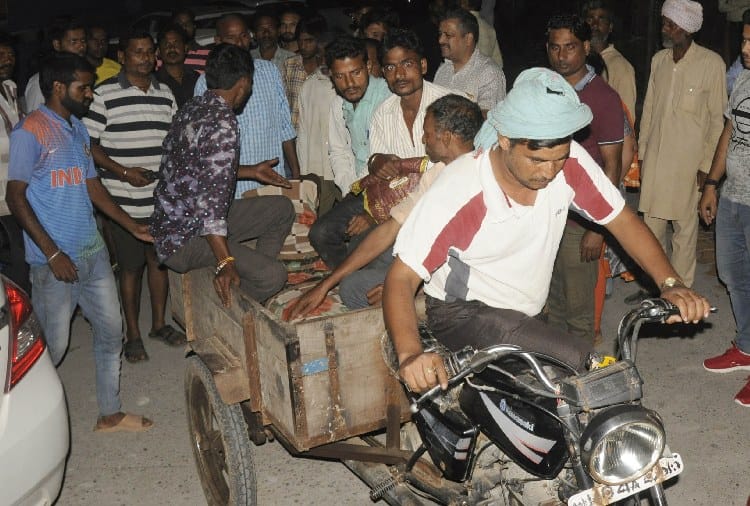 Family Carried Dead Body on Bike Rehdi, No Availability of Doctor and Ambulence