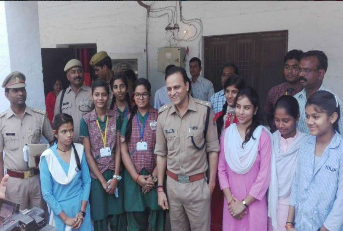 school girls became police officers for one day in etah