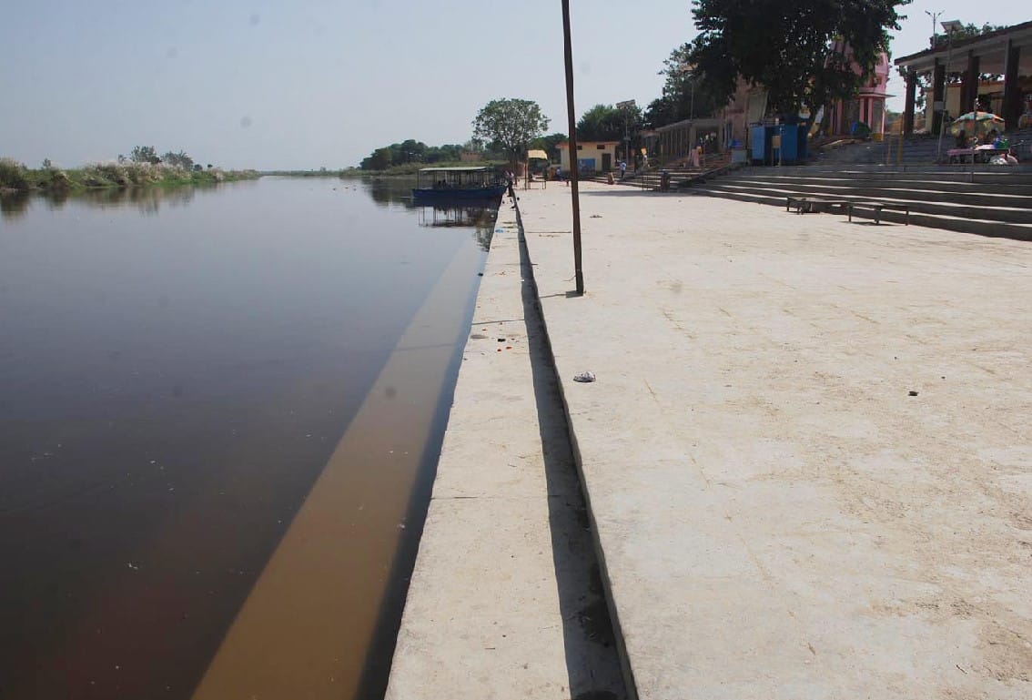 स्पर्श गंगा टीम ने गंगा तटों चलाया स्वच्छता अभियान