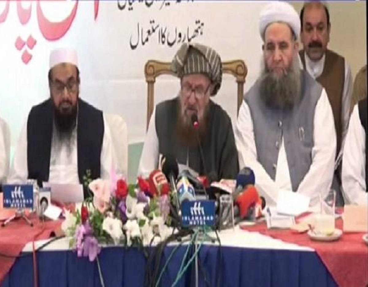 Pakistan minister sat with terrorist Hafiz Saeed foreign minister said i ask him about this
