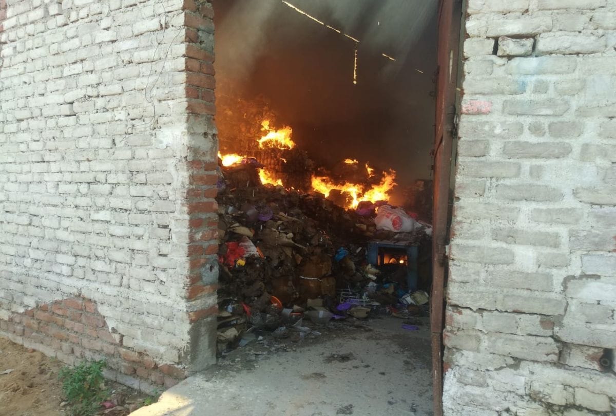 fire in glass factory in firozabad