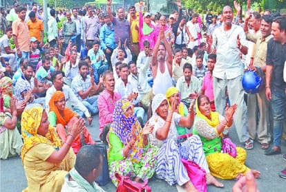 east Delhi MCD workers protest outside Kejriwal house