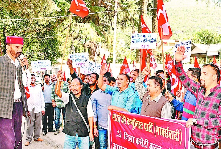 बस किराया बढ़ोतरी के खिलाफ सड़कों पर