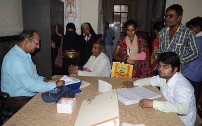 Patient waiting for doctor in district hospital in varanasi