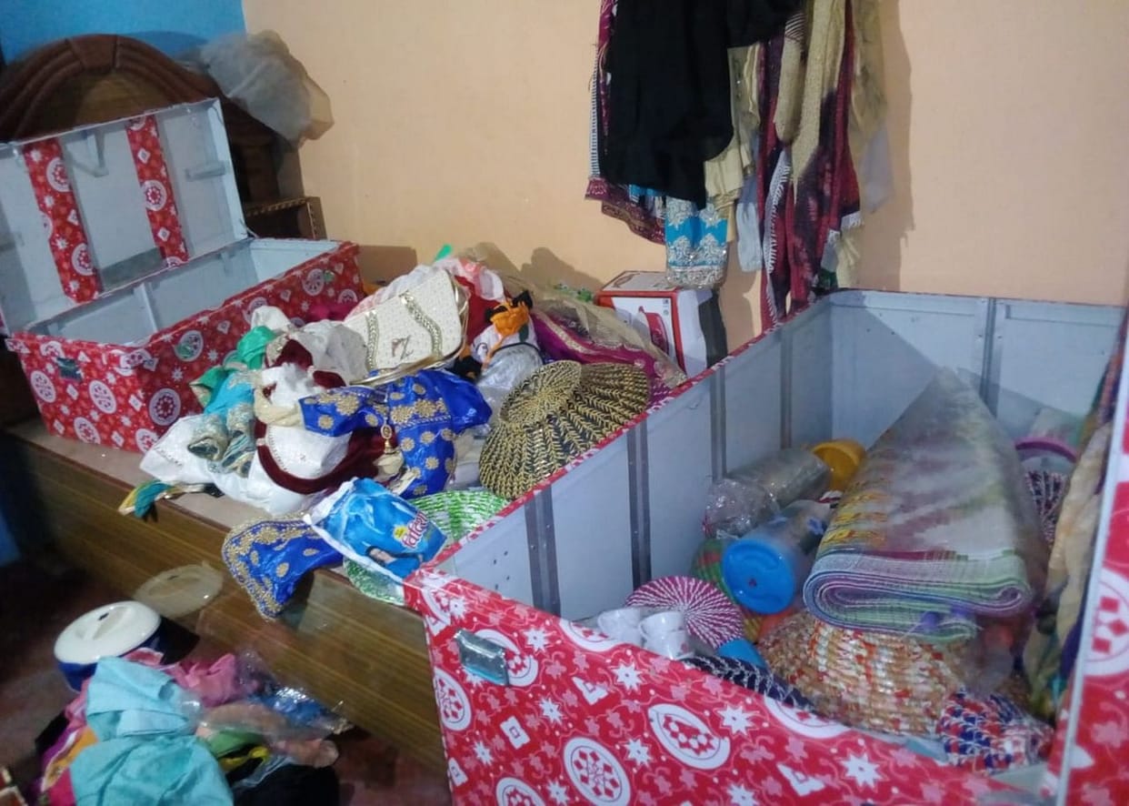 छत के रास्ते घर में घुसे चोर, उठा ले गए सामान
