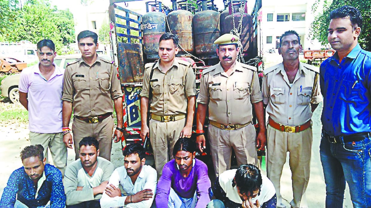 Illegal plant of gas refilling was going on in Mansoorpur