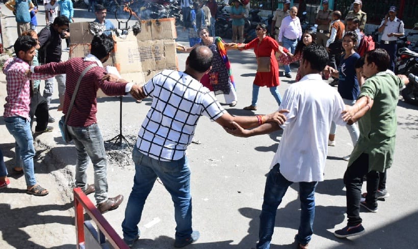 Artists blow the effigy of the administration, sloganeering