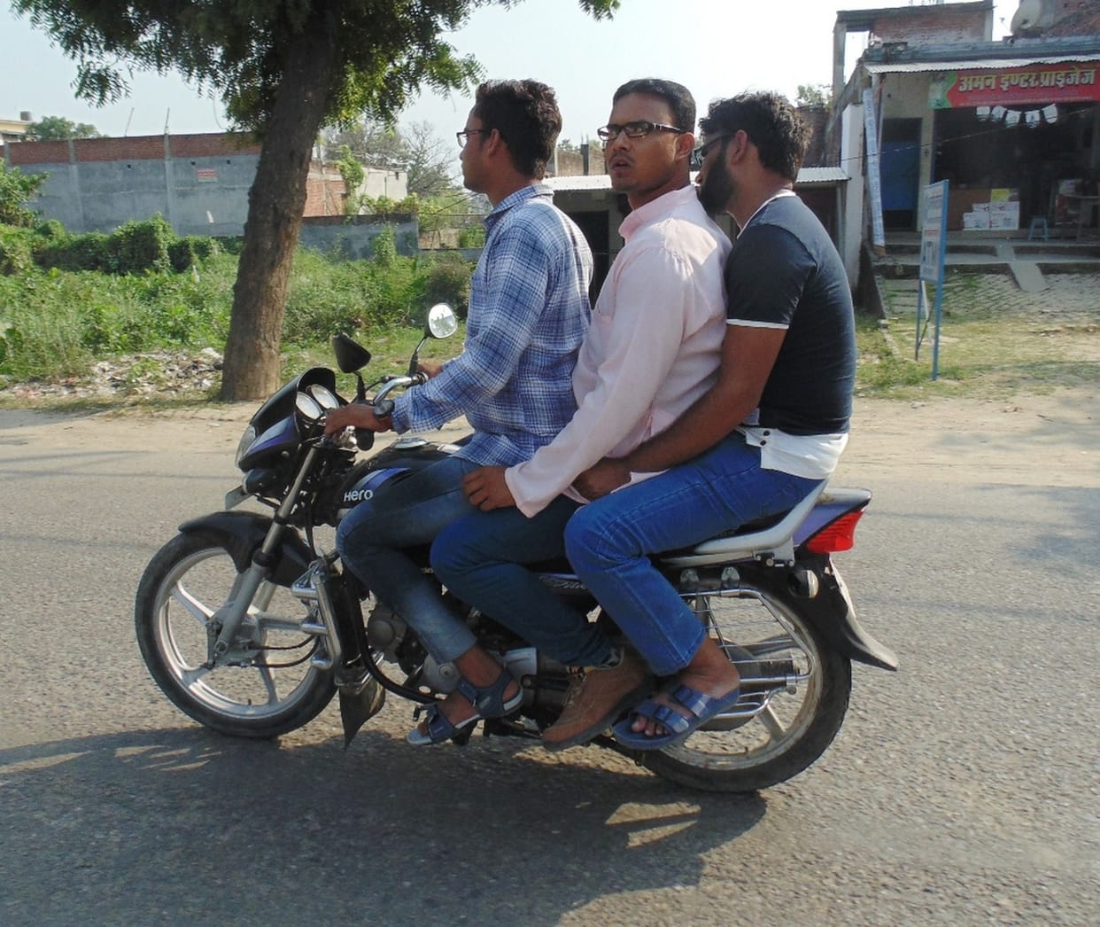 हेलमेट पहने, बचाएं जीवन