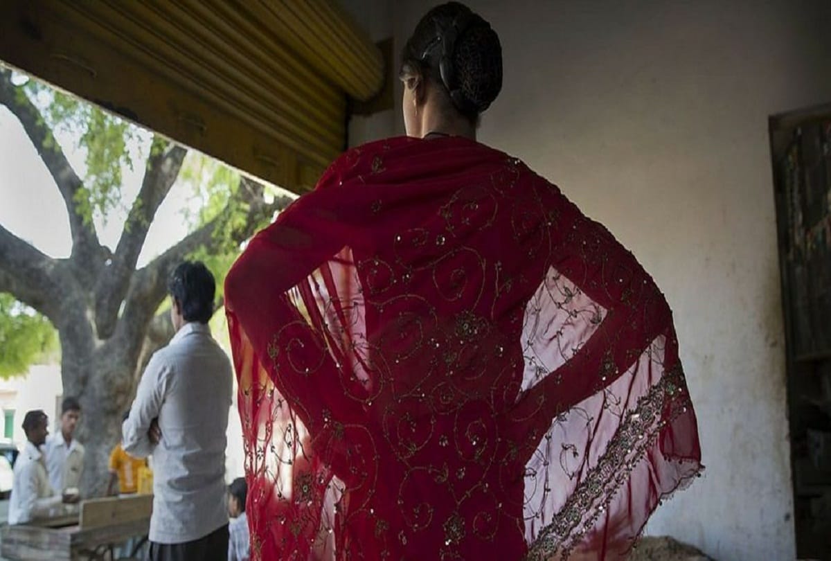 fight between Two groups of transgender in noida