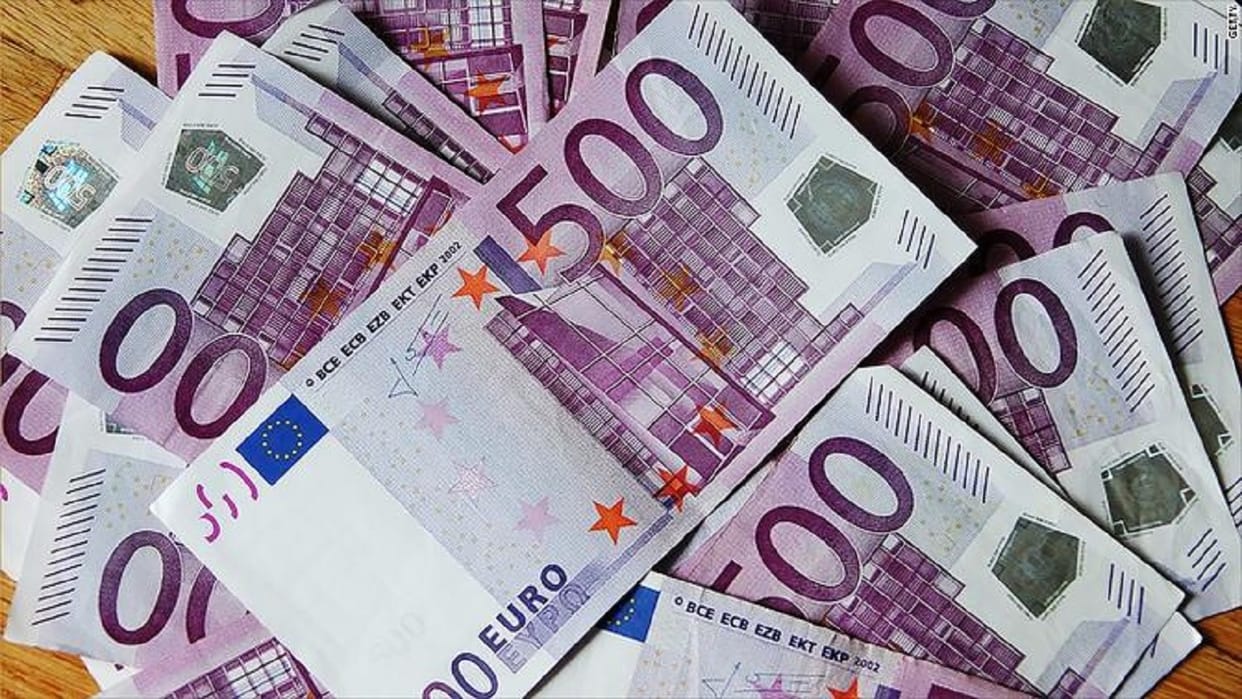 Robinhood bank manager steals millions from wealthy people and put into account of poor in italy