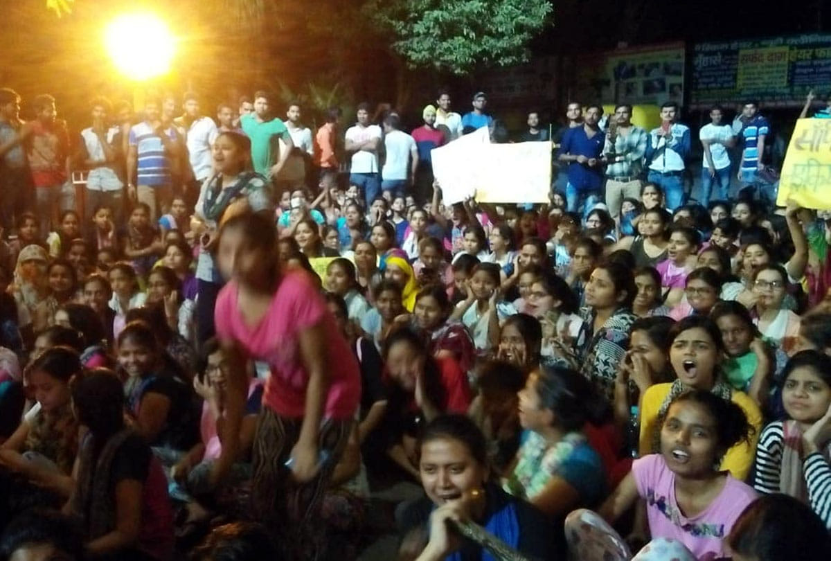 Lizard coming out of the Kanpur University girls hostels food